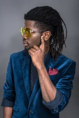 Afrika kökenli Amerikalı adam izole üzerinde gri bir parmak ile yan görünüm