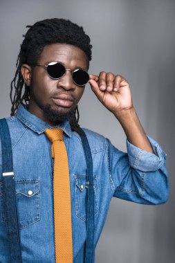 şık Afro-Amerikan erkek güneş gözlüğü gri izole dokunmadan