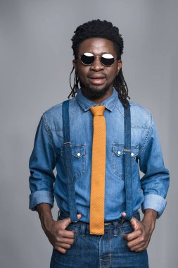 Afro-Amerikan yakışıklı siyah güneş gözlüğü gri izole