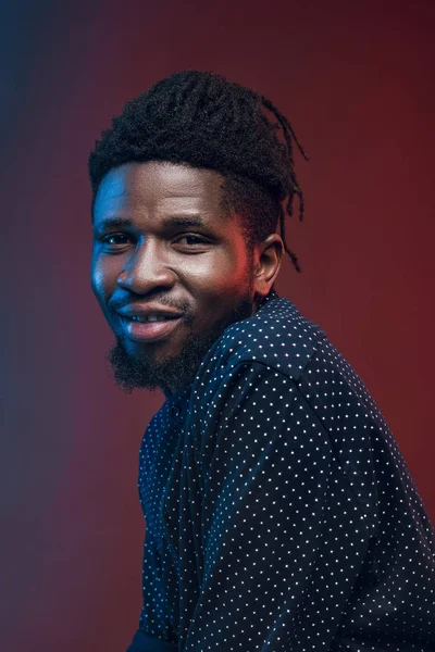 Happy african american man looking at camera isolated on burgundy — Stock Photo, Image