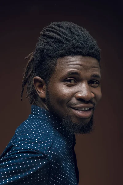 Retrato de sorridente afro-americano homem isolado em marrom — Fotografia de Stock