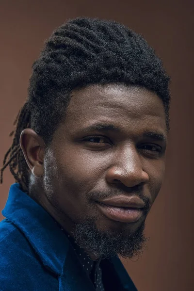 Ritratto di bell'uomo afroamericano con dreadlocks isolato su marrone — Foto Stock