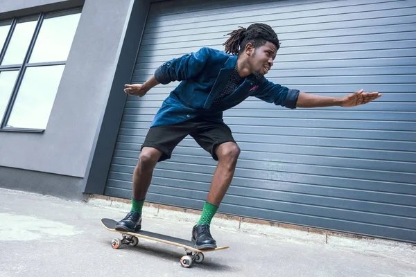 A kék kabát, korcsolyázás street stílusos afro-amerikai ember — Stock Fotó