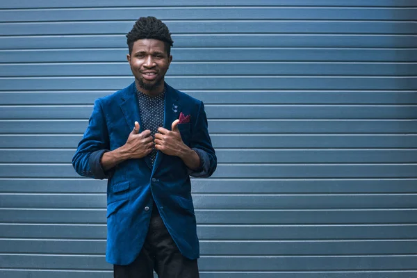 Homem americano africano elegante em casaco azul olhando para a câmera — Fotografia de Stock