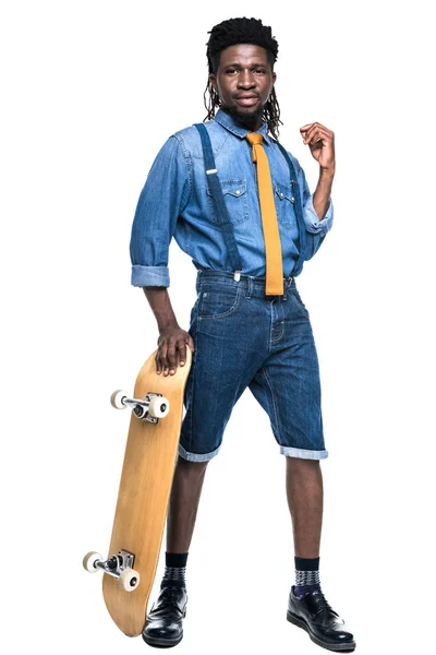 Stylový americký muž, který stojí s skateboard izolované na bílém — Stock fotografie