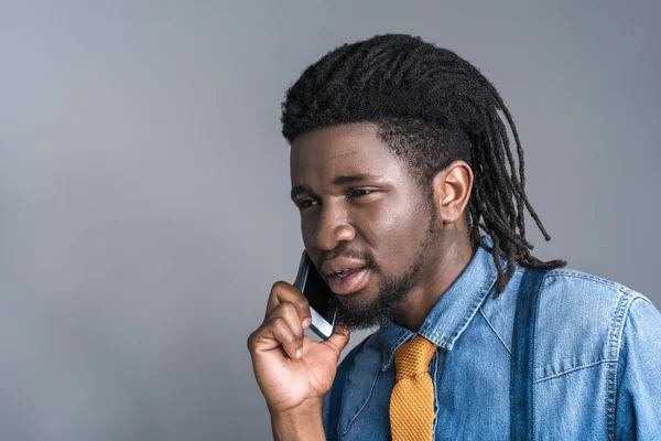 Hombre afroamericano elegante hablando por teléfono inteligente aislado en gris —  Fotos de Stock