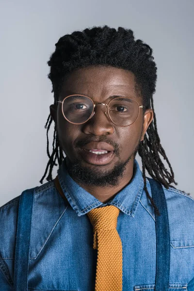 Retrato de hombre afroamericano guapo en gafas aisladas en gris —  Fotos de Stock