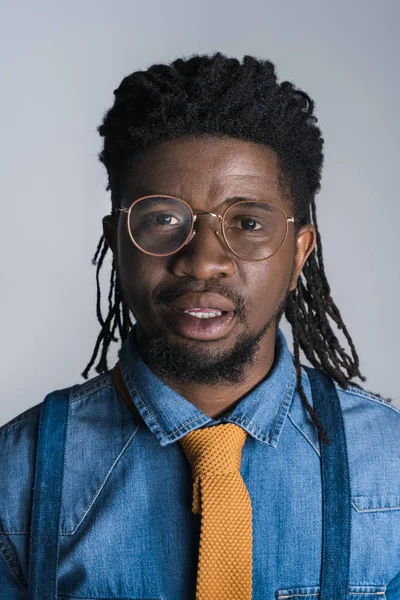 Retrato de hombre afroamericano guapo en gafas aisladas en gris — Foto de Stock