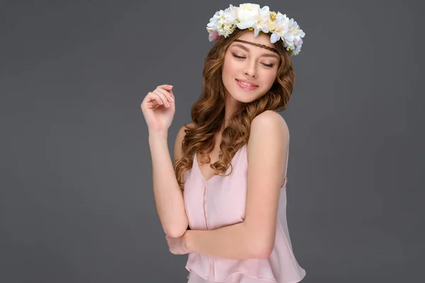 Jovem Sorridente Com Cabelos Encaracolados Coroa Floral Branca Isolada Cinza — Fotografia de Stock