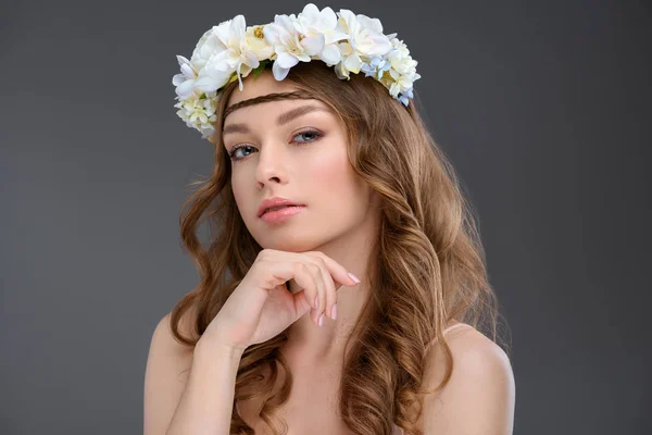 Jovem Atraente Com Cabelo Encaracolado Coroa Floral Isolado Cinza — Fotografia de Stock