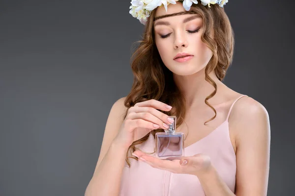 Atractiva Joven Corona Floral Oliendo Perfume Aislado Gris —  Fotos de Stock