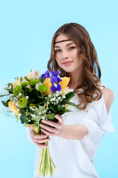 Szczęśliwa Młoda Kobieta Trzyma Bukiet Kwiatów Niebieskim Tle — Darmowe zdjęcie stockowe