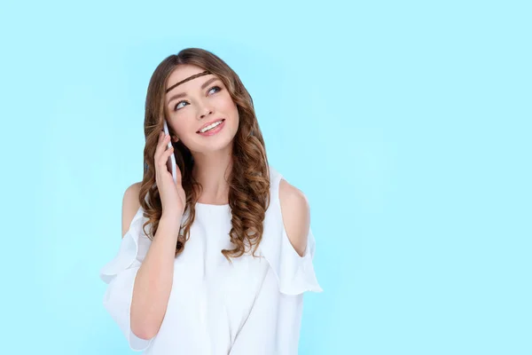 Bela Jovem Mulher Falando Por Telefone Isolado Azul — Fotografia de Stock