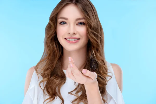 Bela Jovem Mulher Com Cabelo Encaracolado Isolado Azul — Fotografia de Stock