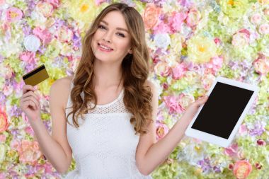 güzel genç kadın tablet ve cretit kartı ile