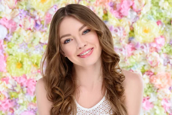 Bela Jovem Mulher Com Cabelo Encaracolado Fundo Floral — Fotografia de Stock