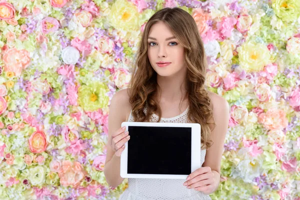 Atractiva Mujer Joven Sosteniendo Tableta Digital Sobre Fondo Floral —  Fotos de Stock