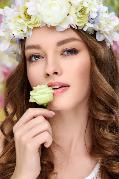 Close Portrait Young Woman Floral Wreath Blossoming Rose Bud — Free Stock Photo