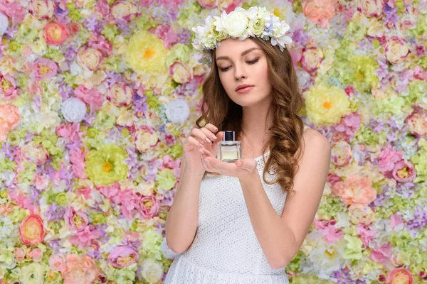 Belle Jeune Femme Couronne Florale Avec Bouteille Parfum — Photo