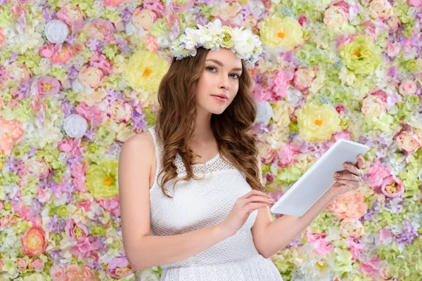 Hermosa Mujer Joven Corona Floral Usando Tableta Digital — Foto de stock gratis