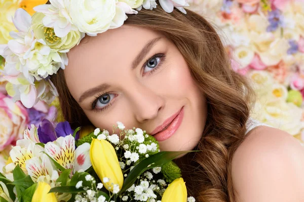 Retrato Cerca Joven Feliz Con Corona Floral Ramo Flores — Foto de Stock