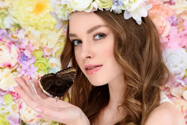 Beautiful Young Woman Floral Wreath Holding Butterfly — Stock Photo, Image