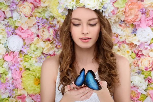 Atrakcyjna Młoda Kobieta Wieniec Kwiatowy Gospodarstwo Niebieski Motyl — Zdjęcie stockowe