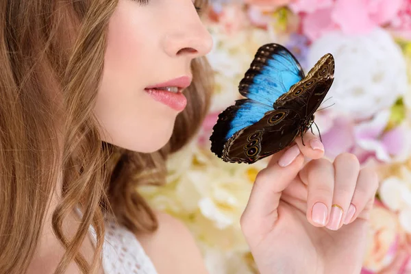 Oříznutý Snímek Mladé Ženy Motýlkem Straně — Stock fotografie