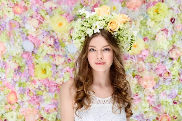 Atraente Jovem Mulher Coroa Floral Fundo Floral — Fotografia de Stock