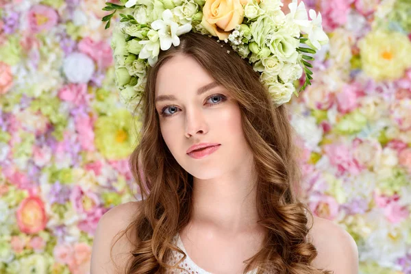 Close Πορτρέτο Της Ελκυστική Νεαρή Γυναίκα Στο Floral Στεφάνι — Φωτογραφία Αρχείου