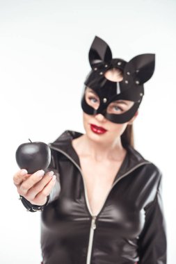 Seksi kostüm üzerine beyaz izole sapıkça kadının elinde siyah elma