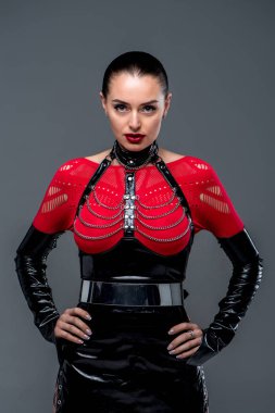 Sapık kadın seksi kostüm gri izole kamera bakıyor 