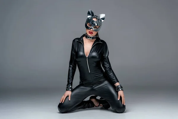 Kinky Vrouw Sexy Kostuum Masker Grijze Achtergrond — Stockfoto