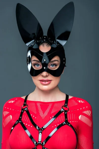 Attraktiva Het Tjej Bär Bunny Mask Isolerad Grå — Stockfoto