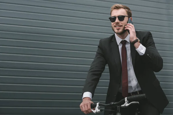 Businessman using smartphone — Stock Photo