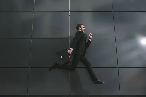 Elegante hombre de negocios saltando - foto de stock
