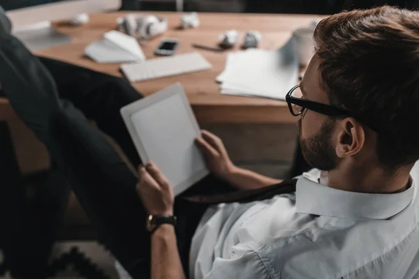 Homme d'affaires travaillant avec une tablette numérique — Photo de stock