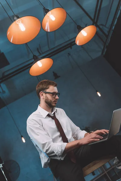 Homme d'affaires travaillant avec un ordinateur portable — Photo de stock