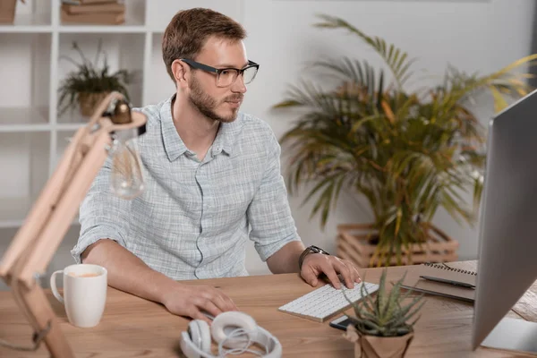 Empresario que trabaja con computadora - foto de stock