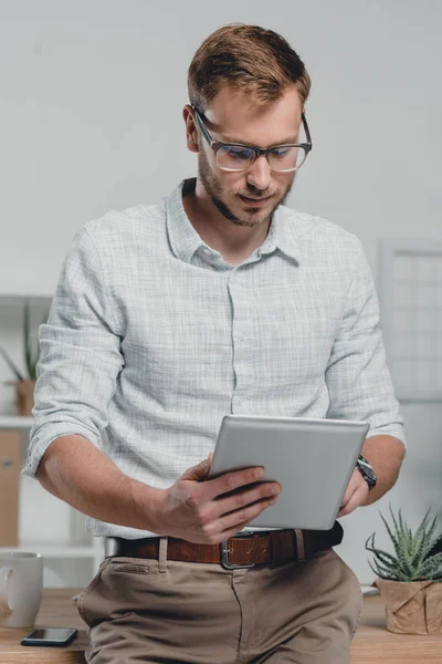 Homme d'affaires utilisant une tablette numérique — Photo de stock