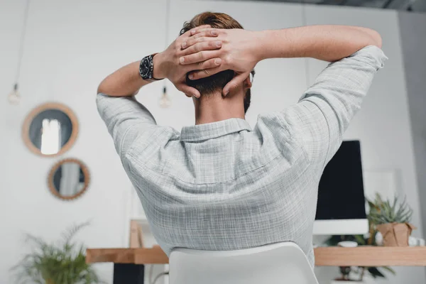 Homme d'affaires au repos sur le lieu de travail — Photo de stock