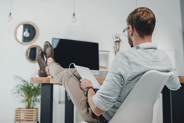 Uomo d'affari che utilizza tablet digitale — Foto stock