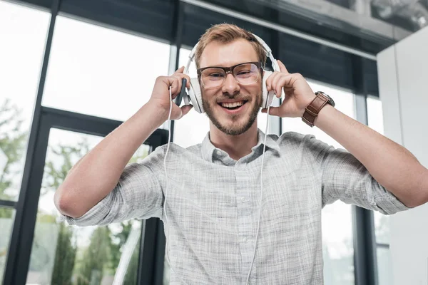 Man using headphones — Stock Photo