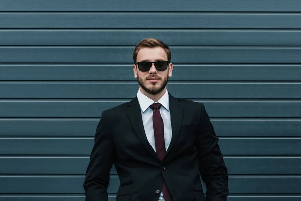 Hombre de negocios caucásico usando traje - foto de stock