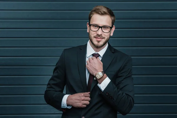 Businessman tying necktie — Stock Photo