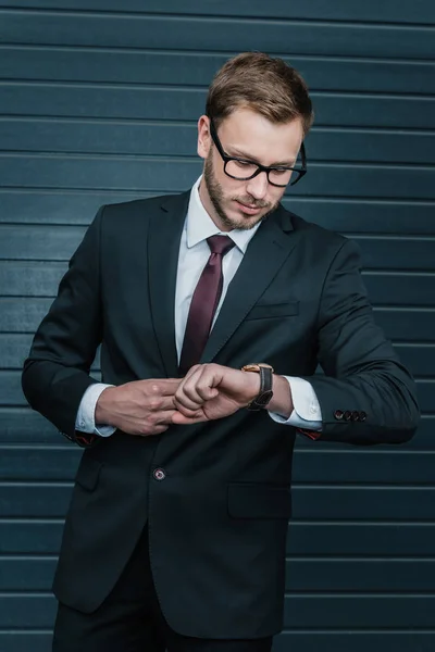 Hombre de negocios mirando el reloj - foto de stock