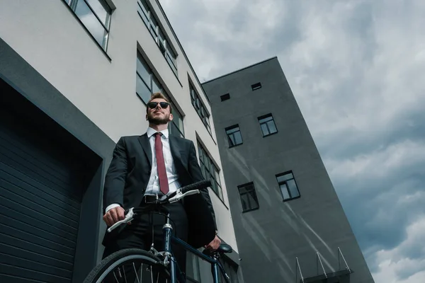 Empresário elegante com bicicleta — Fotografia de Stock