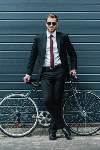 Stilvoller Geschäftsmann mit Fahrrad — Stockfoto