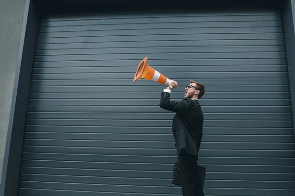 Empresário com cone de trânsito — Fotografia de Stock