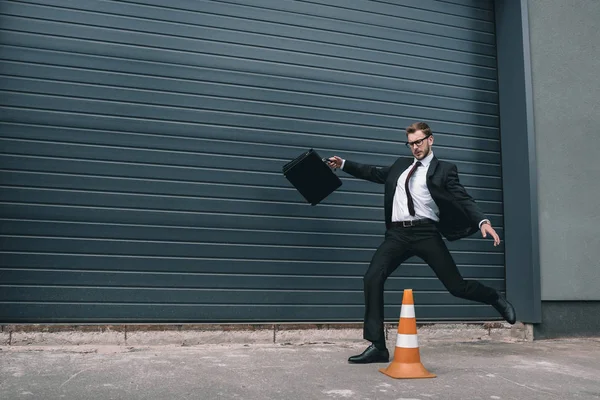 Empresário com cone de trânsito — Fotografia de Stock